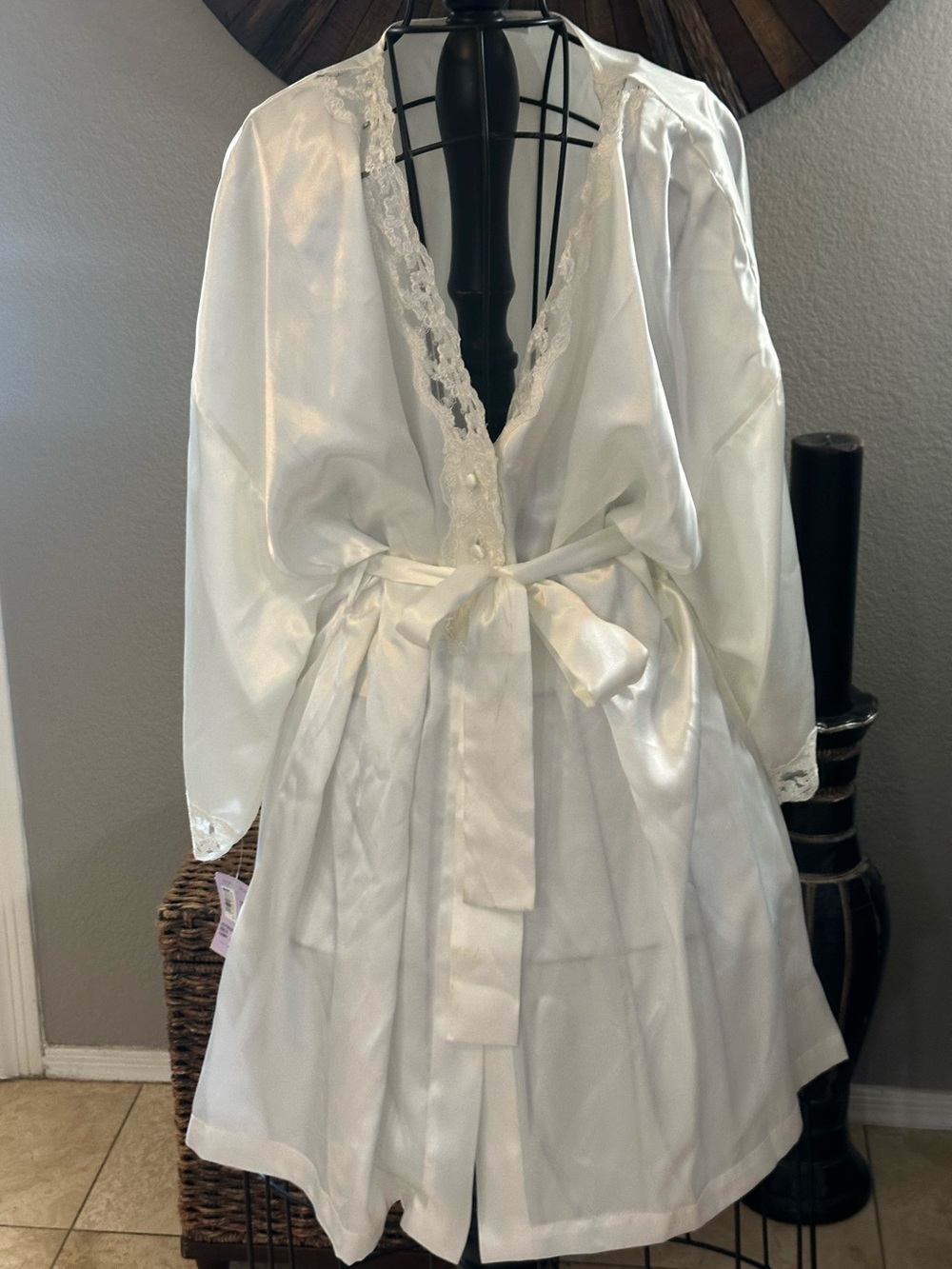 Miss Elaine Bridal Sleepwear White Satin Lace Robe Large NWT Bridal